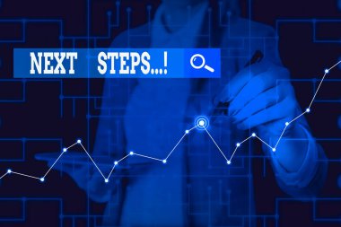 Sonraki Adımları gösteren bir not yazıyorum. İşletme konsepti, ilk bir işi bitirdikten sonra son model akıllı aletlerle resmi iş elbisesi giyen bir kadın için kullanılır.