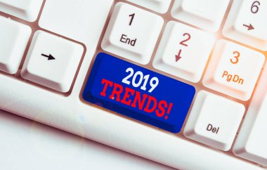 2019 Trendlerini gösteren metin işareti. Beyaz arka plan tuşu kopyalama alanının üzerinde boş not kağıdı yla beyaz bilgisayar klavyesi geliştiren veya değiştiren iş fotoğrafı metni genel yönü
