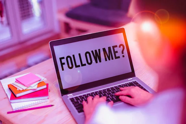 Tekstbord Met Follow Question Erop Zakelijke Foto Showcasing Gaan Komen — Stockfoto