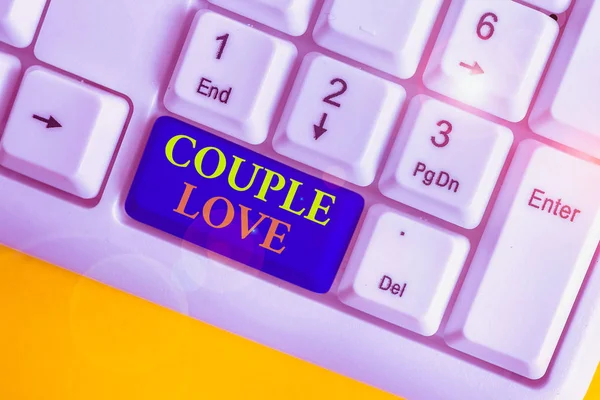 夫婦愛を示す概念的な手書き コンセプトは お互いに非常に多くの愛を示す2つの意味喜びを感じます白い背景の上にノートPcのキーボード — ストック写真