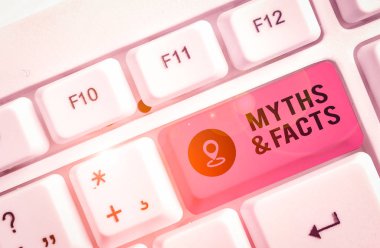 Mitler ve Gerçekler 'i gösteren bir not yazıyorum. Görünürde tarihsel olayların geleneksel hikayesi için iş konsepti beyaz arkaplanın üzerinde nota kağıdıyla birlikte beyaz pc klavye