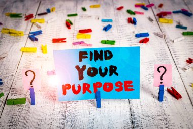 Amaçlarını Bul sorusunu gösteren metin işareti. Bir şeyin yapılmasının ya da hangi amaçla yapıldığını gösteren iş fotoğrafı. Tahta masaya askılı karalanmış ve parçalanmış kağıtlar.