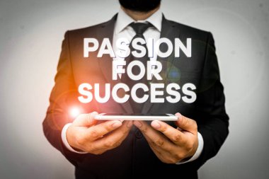 Başarı Tutkusunu gösteren metin işareti. İş fotoğrafı metni Hevesli motivasyon motivasyonu Ruh Etiği Erkek giyimi resmi iş kıyafeti giy akıllı yüksek teknoloji akıllı telefon kullan