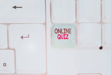Kelime yazma metin Online Quiz. Beyaz arka plan tuşu kopyalama alanı üzerinde boş not kağıdı ile Internet Beyaz pc klavyede yayınlanan iş fotoğraf vitrin oyunu veya bir zihin sporu