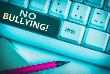 Kelime yazma metni No Bullying. İş fotoğraf vitrin çocuklar arasında agresif davranış durdurmak güç dengesizliği Beyaz pc klavye beyaz arka plan tuşu kopyalama alanı üzerinde boş not kağıdı ile