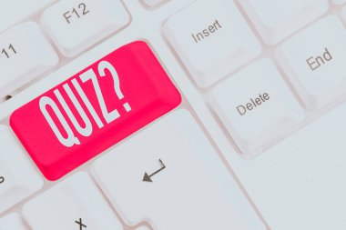 Quiz Soru gösteren not yazma. Bireyler veya takımlar arasında rekabet olarak bilgi testi için iş kavramı Beyaz arka plan üzerinde not kağıdı ile Beyaz pc klavye