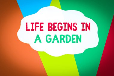 Hayatın Bahçede Başladığını gösteren kavramsal el yazısı. İş Sunumları İçin Bahçe Geometrik Arkaplan Üçgenleri için büyüyen Tarım Bitkileri kavramı Web