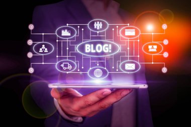 Kelime yazma metin günlüğü. İş fotoğrafı gösterimi düzenli olarak güncellenmiş web sitesi veya bir kişi veya grup tarafından yönetilen web sayfası erkek giyimi resmi iş kıyafeti sunumu akıllı aygıt kullanılarak sunuluyor