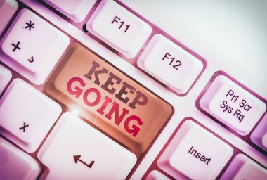 El yazısı yazmaya devam et. Kavramsal fotoğraf, zor bir durumda beyaz arkaplan anahtar alanının üzerinde boş not kağıdıyla beyaz pc klavye ile normal yaşamak için çaba sarf eder