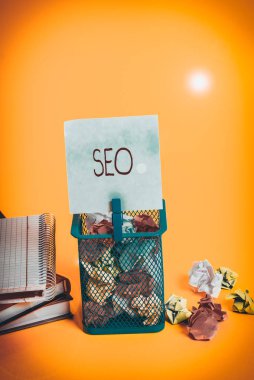 Seo 'nun el yazısı. Kavramsal fotoğraf, yakın iş yerinizi internetten pazarlamak için inanılmaz etkili bir yöntem. Çöp kutusu, buruşmuş kağıt çamaşır mandalı boş hatırlatma bürosu sarı tedarik ediyor.