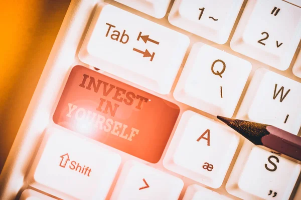 Почерк Написания Текста Invest Yourself Концептуальная Фотография Улучшение Ваших Навыков — стоковое фото