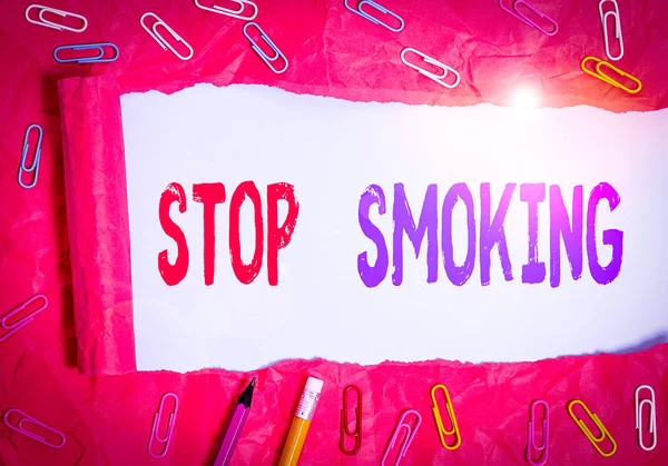 停止喫煙を示すテキスト記号 タバコの禁煙 禁煙の過程を紹介する業務写真 — ストック写真