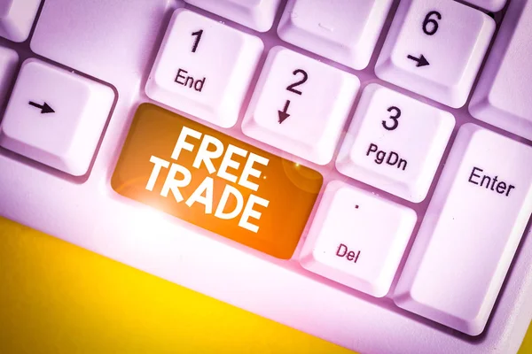 文字写作自由贸易 商务图片 展示了国际贸易的自然走向 没有关税 白色Pc键盘 空白的便笺在白底键复制空间之上 — 图库照片