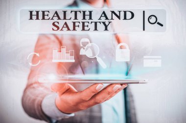 Sağlık ve Güvenliği gösteren bir mesaj. İş yerindeki kazayı önlemeye yönelik iş fotoğrafı metinleri. Mavi renkli metin simgeleri. Fütürist modern teknoloji görüntüsü.