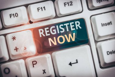 Şimdi Kaydol'u gösteren kavramsal el yazısı. Kavram resmi liste veya kayıt gösteren veya beyaz arka plan üzerinde not kağıdı ile web veya forum Beyaz pc klavye içine şeyler anlamı