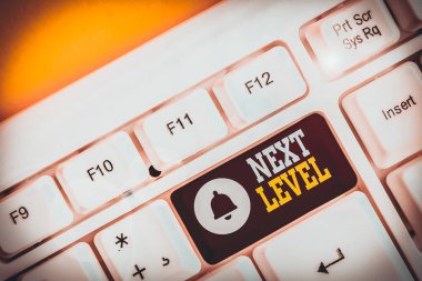 El yazısı metni İleri Seviye. Birden fazla kata sahip olan kavramsal fotoğraf ve beyaz arkaplan anahtar alanının üzerinde boş not kağıdıyla birlikte geçerli White pc klavyesinden alıntı