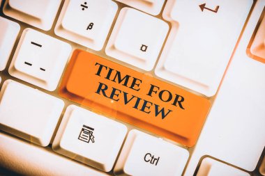 Word yazma metin Zaman İnceleme için. Resmi incelemebeyaz bilgisayar klavyesi beyaz arka plan tuşu kopyalama alanı üzerinde boş not kağıdı ile bir sistem veya durumun gözden geçirilmesi İş fotoğraf vitrin