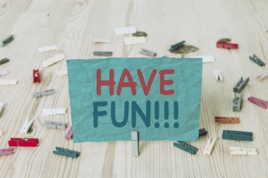 Kelime yazma metni Eğlenin. İş fotoğraf vitrin eyle seve iyi ve keyifli zaman zaman onlar bir şey yapmak Renkli clothespin kağıtları boş hatırlatma ahşap zemin arka plan ofis