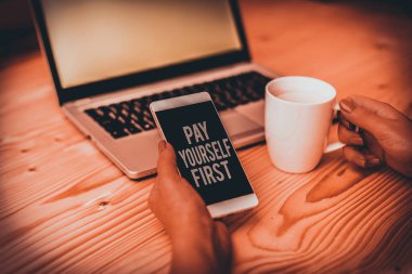 Önce Öde 'yi gösteren bir not yazıyorum. Geleceğe yönelik tasarruf konsepti, gelirli kadınınızın bir kısmını bilgisayar akıllı telefonu ve ofis teknolojisi ile bir kenara bırakırsak,