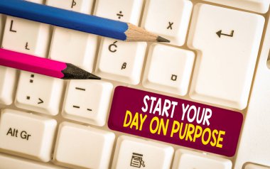 Güne Amaçla Başla 'yı gösteren kavramsal el yazısı. Kavram derken ne yapacağınıza dair temiz fikirleriniz var mı? Beyaz arkaplan üzerinde nota kağıdı olan beyaz pc klavye