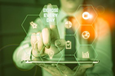 Egzersizi her gün gösteren bir not yazıyorum. Vücudu hareketlendirme konsepti forma girmek için enerjik ve sağlıklı bir kadın için son model akıllı aletlerle resmi iş elbisesi giyilir.