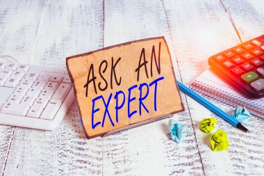 Ask An Expert 'ı gösteren bir not yazıyorum. Bir şey hakkında yeteneği olan veya bilgisayar klavyesi ve sayfaları arasında kablolu not kağıdı olan birine danışma konsepti
