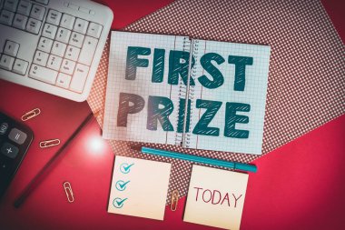 Kelime yazma ödülü birincilik. İş fotoğraflarının sergilenmesi genel kazanana en çok arzu edilen ya da en büyük ödül olan yazı malzemeleri ve bilgisayar malzemelerini renkli düz tabloların üzerine yerleştirmek