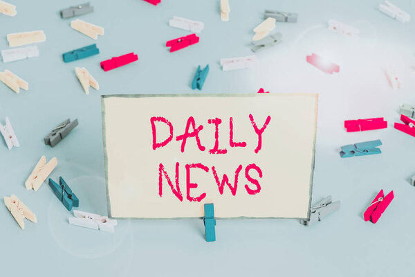 Письменный текст Daily News. Деловое фото, демонстрирующее информацию или отчеты о последних событиях, опубликованные ежедневно Цветные вешалки для одежды, пустые напоминающие синий пол на заднем плане офисного значка

