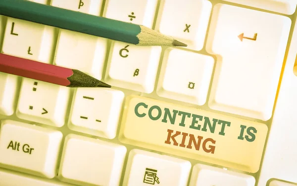 Píšu Poznámku Zobrazující Content King Obchodní Koncept Pro Obsah Srdcem — Stock fotografie