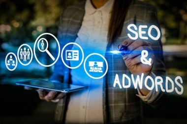 Seo ve Adwords 'i gösteren kavramsal el yazısı. Kavram demek Dijital pazarlama Google Adsense 'a tıklandığında öde demek.
