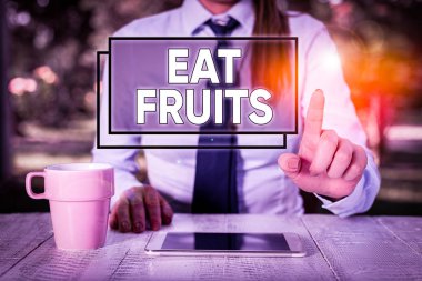 Ye Meyveleri 'ni gösteren bir mesaj. İş fotoğraflarının sergilenmesi, bitki yetiştirmenin huanalizine veya hayvanlara yararlı olabilecek ürünlerini tüketiyor. Masanın başında oturan ve cep telefonu tutan kadın işadamı.