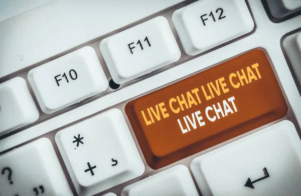 Live Chat Live Chat Live Chatを示すライティングノート 友人の親戚を示すオンラインで話すためのビジネスコンセプト白い背景の上にノートPcのキーボード — ストック写真