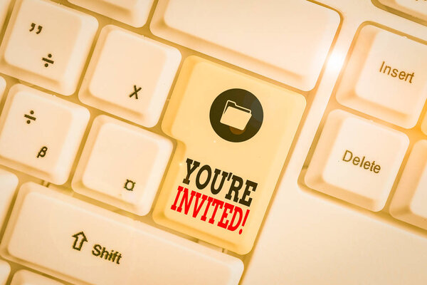 Знак с надписью You Re Invited. Деловой фотопоказ сделать вежливый дружеский запрос к кому-то пойти куда-нибудь Белый ПК клавиатура с пустой бумагой для заметок над белым фоновым ключом копирования пространства
