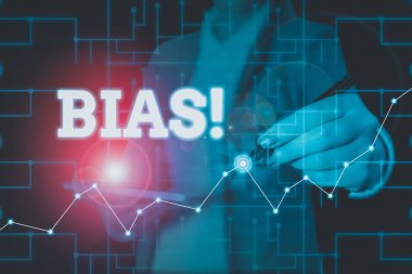 Bias 'ı gösteren kavramsal el yazısı. Bir gösteri grubuna karşı eğilim ya da önyargı anlamına gelen kavram. Kadın en son akıllı aygıtla mevcut resmi iş elbisesini giyer.
