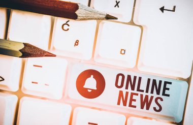 Çevrimiçi Haberleri gösteren kavramsal el yazısı. Çevrimiçi olan bir şey hakkında bilgi kavramı