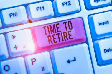 Emekli olma zamanını gösteren bir not yazıyorum. Emeklilik statüsünü al için iş konsepti Beyaz arkaplan anahtar alanı üzerine not kağıdı ile yeterince yaşlı klavyede çalışmayı bırak