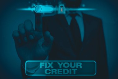 Kredi kartınızı düzeltin notu yazılıyor. Kredi kartları ve diğer kredi kartlarının dengesini düşük tutma konsepti