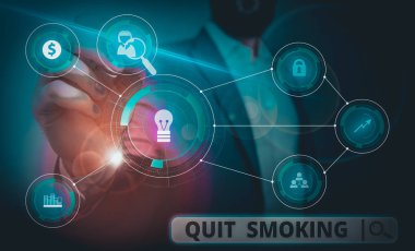 Sözcük yazma metni sigarayı bırak. İş fotoğraflarının gösterildiği sigara içmeyi bırakma ya da sigarayı bırakma süreci erkek giyimi giyimi sunumu akıllı aygıt kullanılarak yapılır