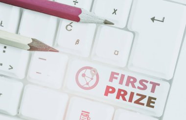 Birincilik ödülünü gösteren bir mesaj. İş fotoğrafında genel kazanana en çok arzu edilen veya büyük ödül gösteriliyor