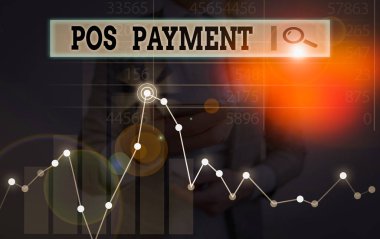 Pos Ödeme 'yi yazan el yazısı. Konsept fotoğraf müşterisi mal ve hizmetler karşılığında ödeme sunar