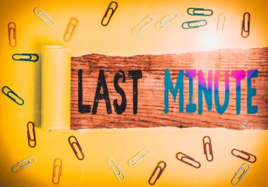 Son Dakika 'yı gösteren mesaj işareti. Bir olay sırasında kağıt ataç ve karton yırtılmadan önce yapılmış ya da mümkün olan en son zamanda gerçekleşmiş bir iş fotoğrafı metni ahşap bir klasik masa arkaplanının üzerine yerleştirilmiş