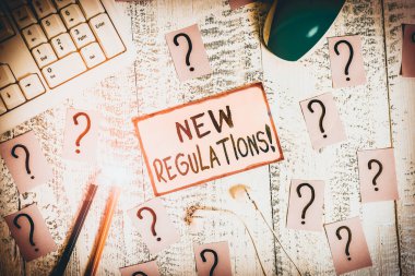 Yeni Yönetmelikler 'in el yazısı metinleri. Kavramsal fotoğraf kuralları, hükümetin düzen kontrolüne araç gereç, bilgisayar gibi şeyler yazmasını ve tahta masanın üstüne karalanmış kağıtlar yazmasını sağladı.