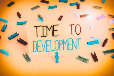 Geliştirme Zamanı 'nı gösteren metin işareti. İş fotoğrafı metni bir şirketin büyüdüğü ya da geliştirdiği Renkli çamaşır iğnesi kağıtlarının boş hatırlatıcı sarı zemin arka plan ofisi