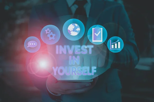 Концептуальный Почерк Показывающий Invest Yourself Концепция Означающая Улучшение Навыков Прохождения — стоковое фото