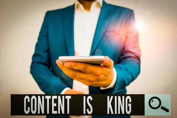 コンテンツが王であることを示すメモを書く コンテンツがウェブサイトの成功の中心であると信じるためのビジネスコンセプトタッチスクリーンを備えた携帯電話を持つ男とのビジネスコンセプト — ストック写真