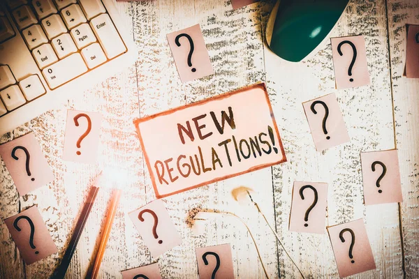 Yeni Yönetmelikler 'in el yazısı metinleri. Kavramsal fotoğraf kuralları, hükümetin düzen kontrolüne araç gereç, bilgisayar gibi şeyler yazmasını ve tahta masanın üstüne karalanmış kağıtlar yazmasını sağladı.