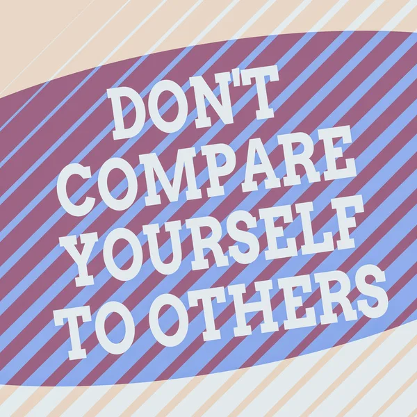 Kendinizi Başkalarıyla Karşılaştırmayın 'ı gösteren kavramsal el yazısı. Kavram, desen temalı özgün kare dikdörtgen kağıdın kendi versiyonu ol demek.
