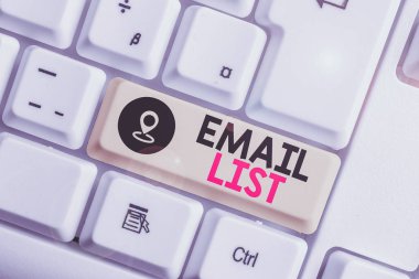 E- posta Listesini gösteren metin işareti. İnternet kullanıcılarını analiz etmek için iş fotoğrafı metni yaygın bilgi dağılımı