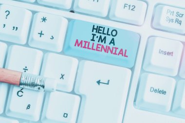 Hello I M A Millennial 'ı gösteren bir not yazıyorum. Mevcut yüzyılda genç yetişkinliğe ulaşmayı gösterme konsepti beyaz arkaplanın üzerinde nota kağıdıyla birlikte beyaz pc klavye