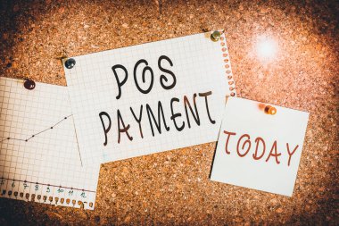 Kelime yazma metni Pos Ödeme. İş fotoğraflarının gösterildiği müşteri, ürün ve hizmetler karşılığında mantar pano renk boyut kağıt raptiye raptiyesi bilbboard uyarı panosu karşılığında ödeme teklifinde bulunuyor